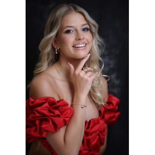 Naszyjnik złoty serce wiszące charms zaprezentowane na finalistce Miss Polski 2025 Nikoli Wrona