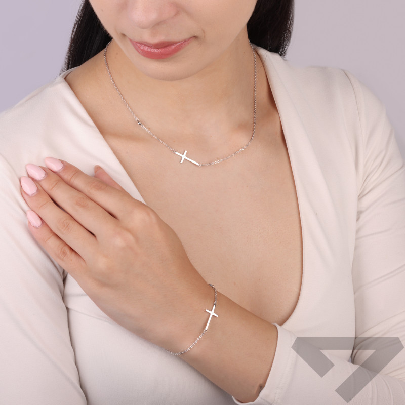 Naszyjnik krzyżyk bokiem z cyrkonią