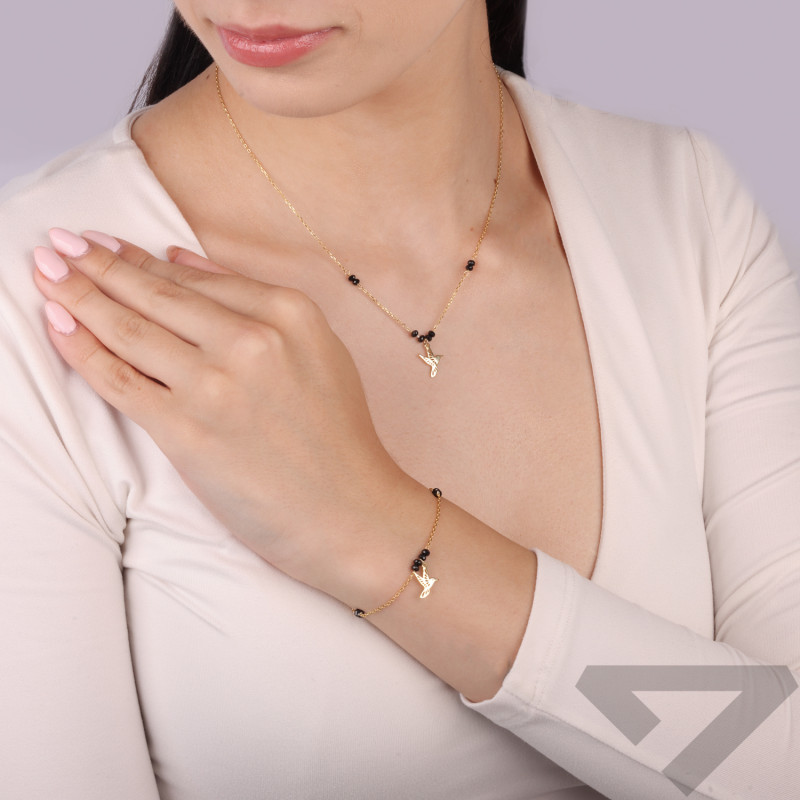 Bransoleta srebrna koloru złotego z kolibrem i kulkami fasetowanymi