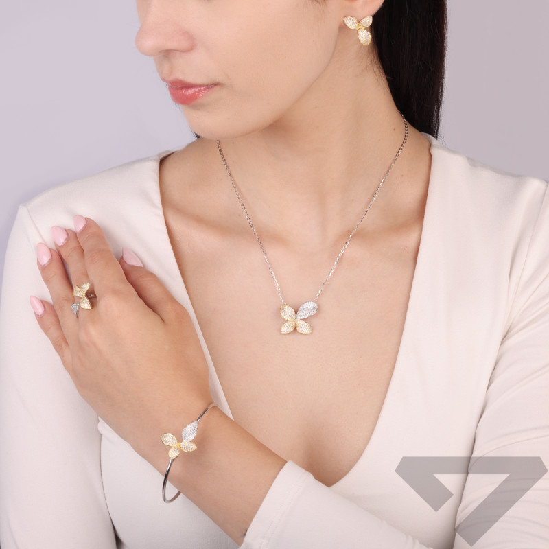 Naszyjnik srebrny bicolor kwiat z cyrkoniami zaprezentowany na Miss Iceland Lilja Pétursdóttir