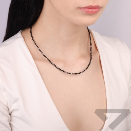 Naszyjnik srebrny z czarnymi koralikami w kształcie kostki