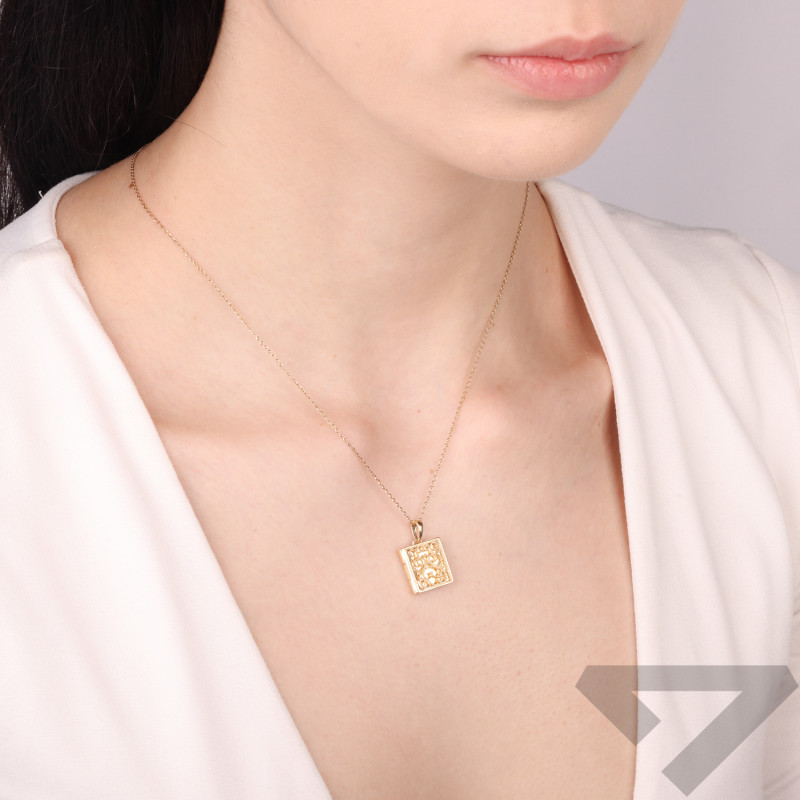 Zawieszka złota puzderko ażur kształt księgi