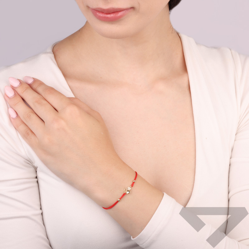 Bransoletka na sznurku koloru czerwonego ze złotą koniczyną