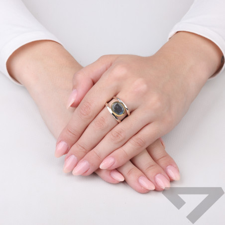 Pierścionek metaloplastyka z brassem wysadzany naturalnym Labradorytem