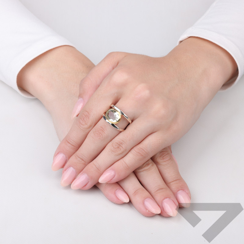 Pierścionek metaloplastyka z brassem wysadzany naturalnym prasiolitem