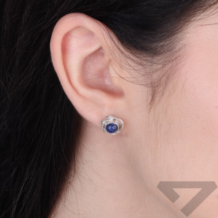 Kolczyki srebrne z naturalnym Lapis Lazuli w kwiatowej otoczce