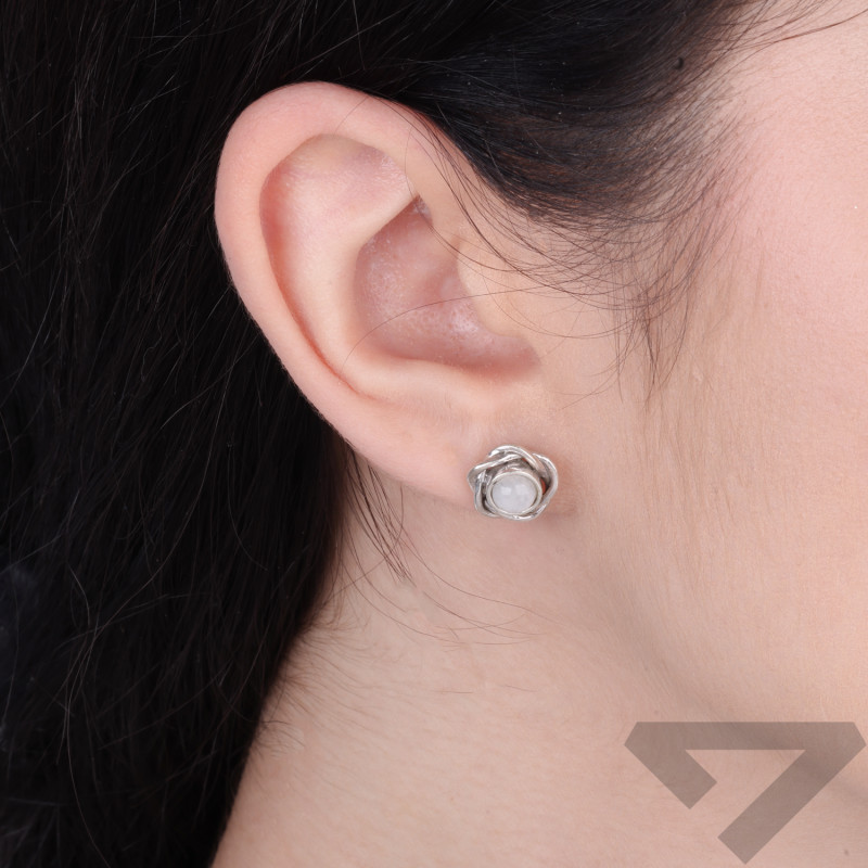 Kolczyki srebrne z naturalnym Kamieniem Księżycowym w kwiatowej otoczce