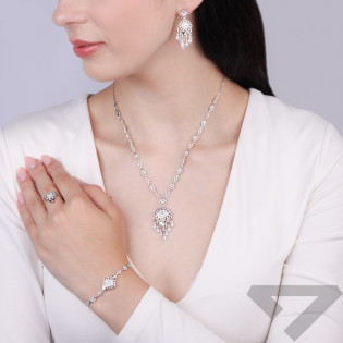 Pierścionek srebrny owalna cyrkonia w geometrycznym kształcie