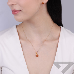 Komplet biżuterii srebrnej kolczyki i wisiorek koloru złotego z bursztynem koniakowym