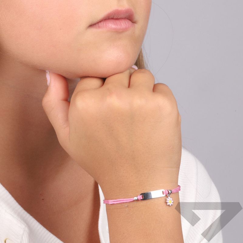 Bransoletka srebrna dla dziewczynki kwiatek na różowym sznurku z blaszką