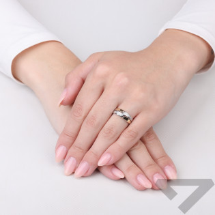 Srebrny pierścionek obrączkowy z cyrkoniami i złotą blaszką