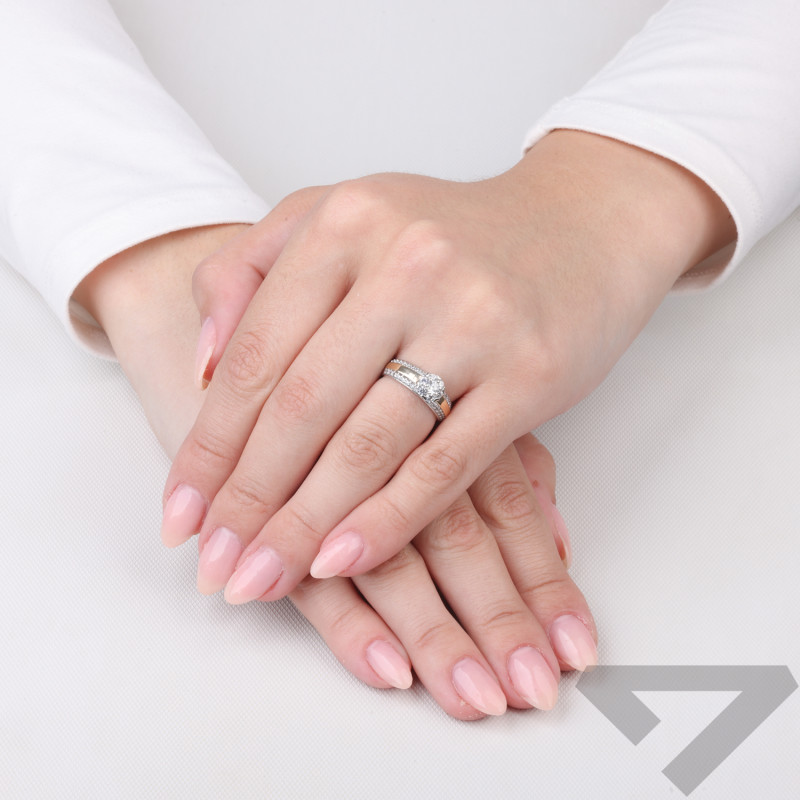 Pierścionek srebrny z cyrkoniami i złotą blaszką