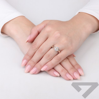 Srebrny pierścionek z cyrkonią w szynie i złotym elementem