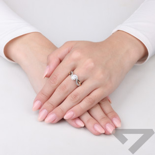 Pierścionek srebrny z owalną cyrkonią i złotymi blaszkami