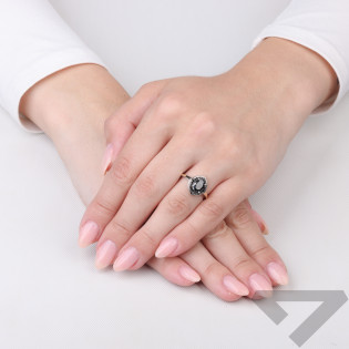 Pierścionek srebrny z czarną cyrkonią i złotą blaszką