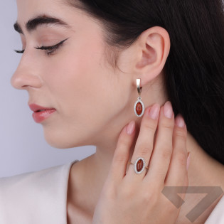 Pierścionek srebrny łezka z bursztynem i cyrkoniami ze złotą blaszką na szynie