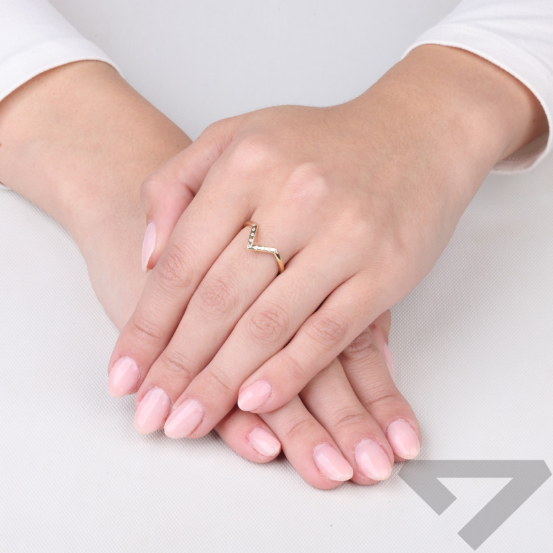 Pierścionek złoty szpic z białymi cyrkoniami