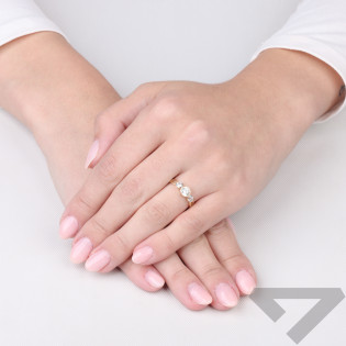 Pierścionek złoty trzy cyrkonie w okrągłej oprawie na ażurowej szynie