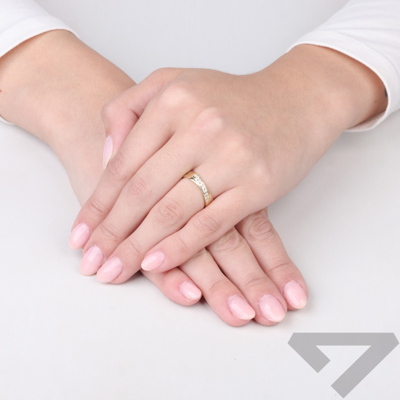 Pierścionek złoty Line z cyrkoniami przeplatany