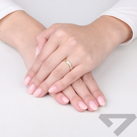 Pierścionek złoty Line z cyrkoniami przeplatany