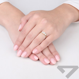 Pierścionek złoty NOBLE z trzema białymi cyrkoniami