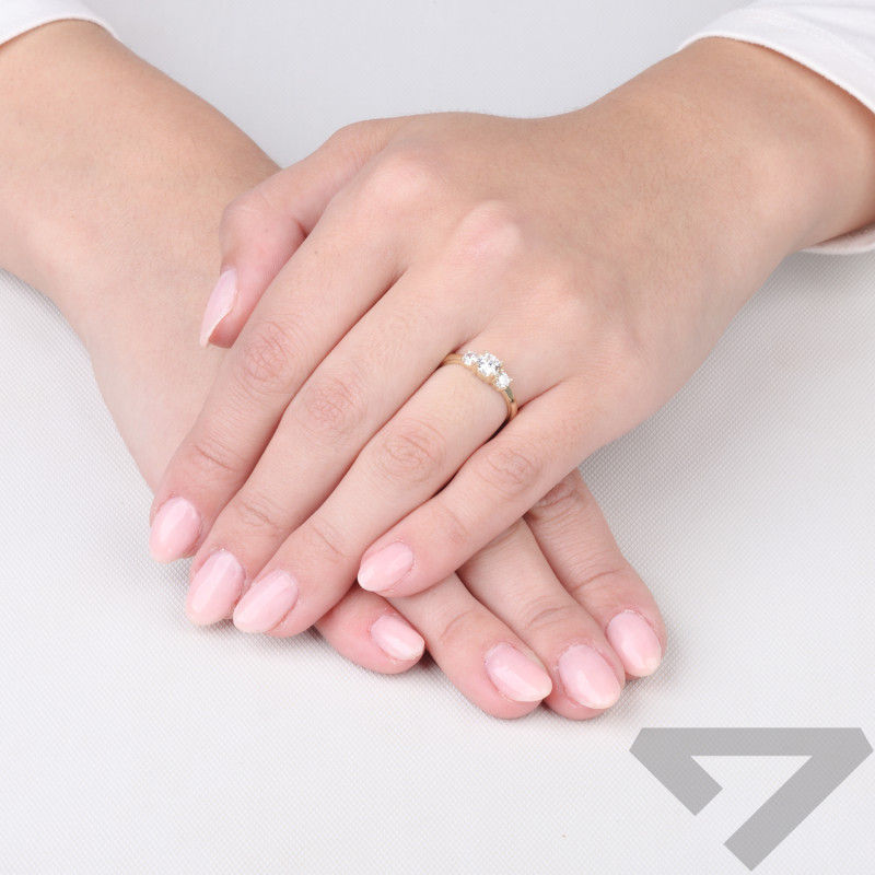 Pierścionek złoty NOBLE z trzema białymi cyrkoniami