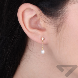 Kolczyki srebrne wiszące koloru złotego z naturalną perłą