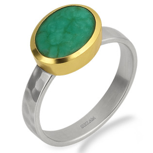 Pierścionek metaloplastyka z brassem i naturalnym szmaragdem