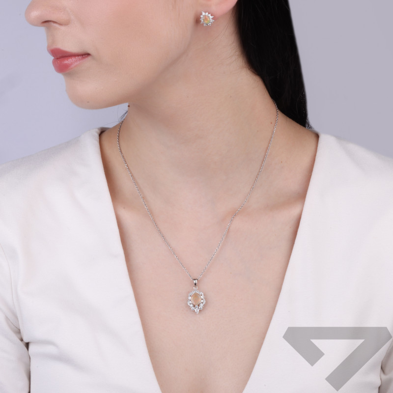 Wisiorek ze srebra z cyrkoniami i opalem białym