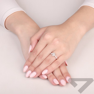 Pierścionek złoty z diamentami laboratoryjnymi 1,13 ct kamień centralny szlif owalny