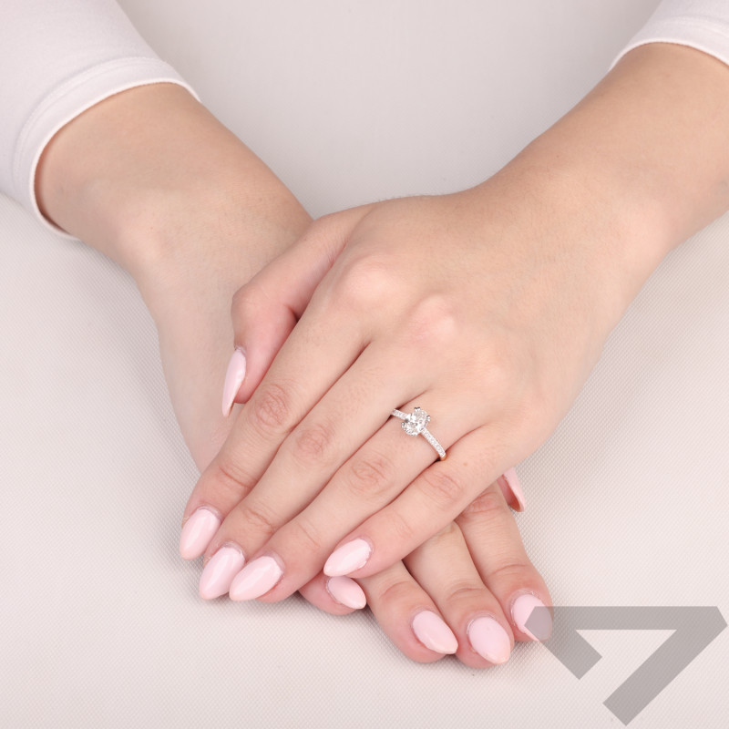 Pierścionek złoty z diamentami laboratoryjnymi 1,13 ct kamień centralny szlif owalny