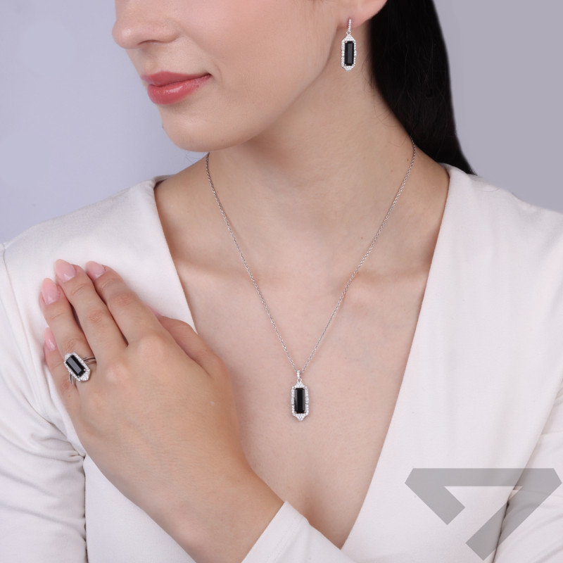 Pierścionek srebrny z czarnym agatem i cyrkoniami