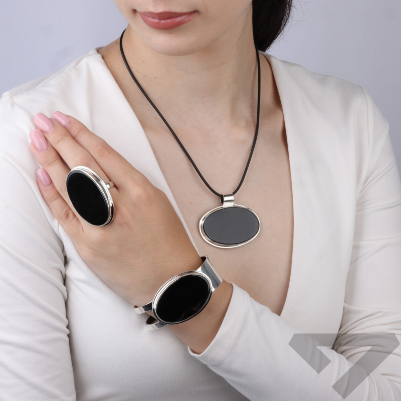 Pierścionek srebrny z onyksem z Brazylii