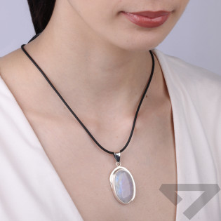 Zawieszka srebrna owalna z kamieniem księżycowym z Madagaskaru