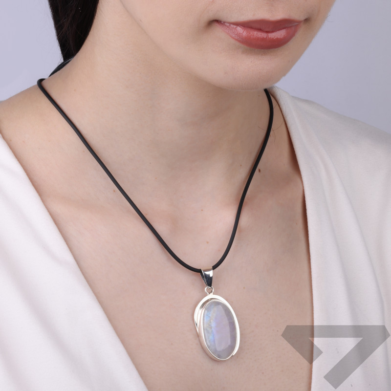 Zawieszka srebrna owalna z kamieniem księżycowym z Madagaskaru