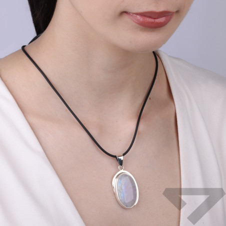 Zawieszka srebrna owalna z kamieniem księżycowym z Madagaskaru