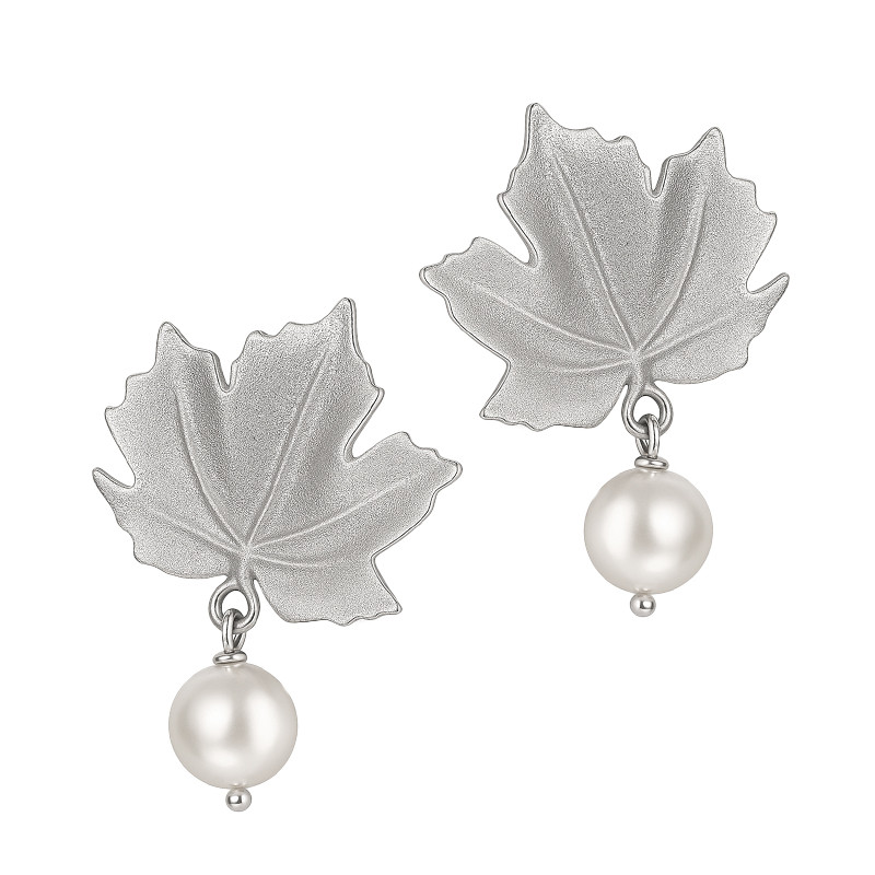 Kolczyki srebrne matowy liść klonu i perła