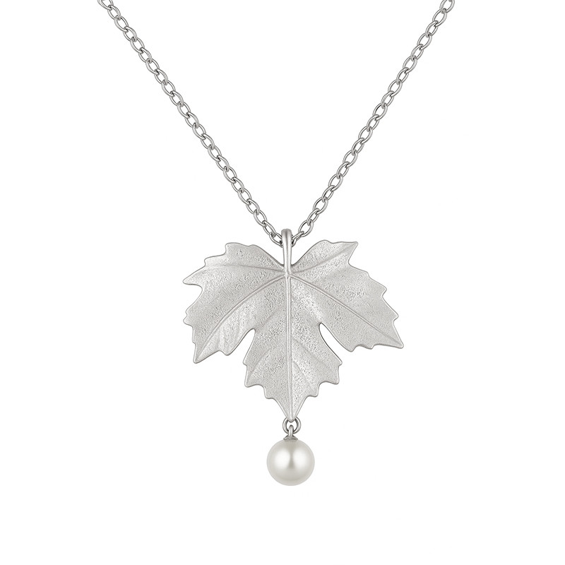 Naszyjnik srebrny matowy liść klonu i perła