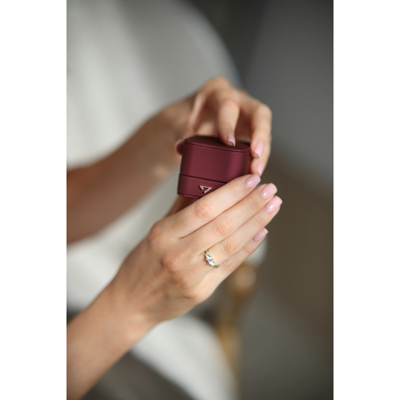 Pierścionek złoty NOBLE z trzema białymi cyrkoniami