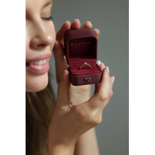 Pierścionek AMOR z różowym sercem na szynie