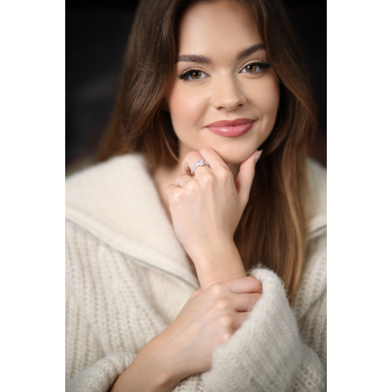 Pierścionek złoty z diamentami laboratoryjnymi 1,11 ct kamień centralny szlif owal