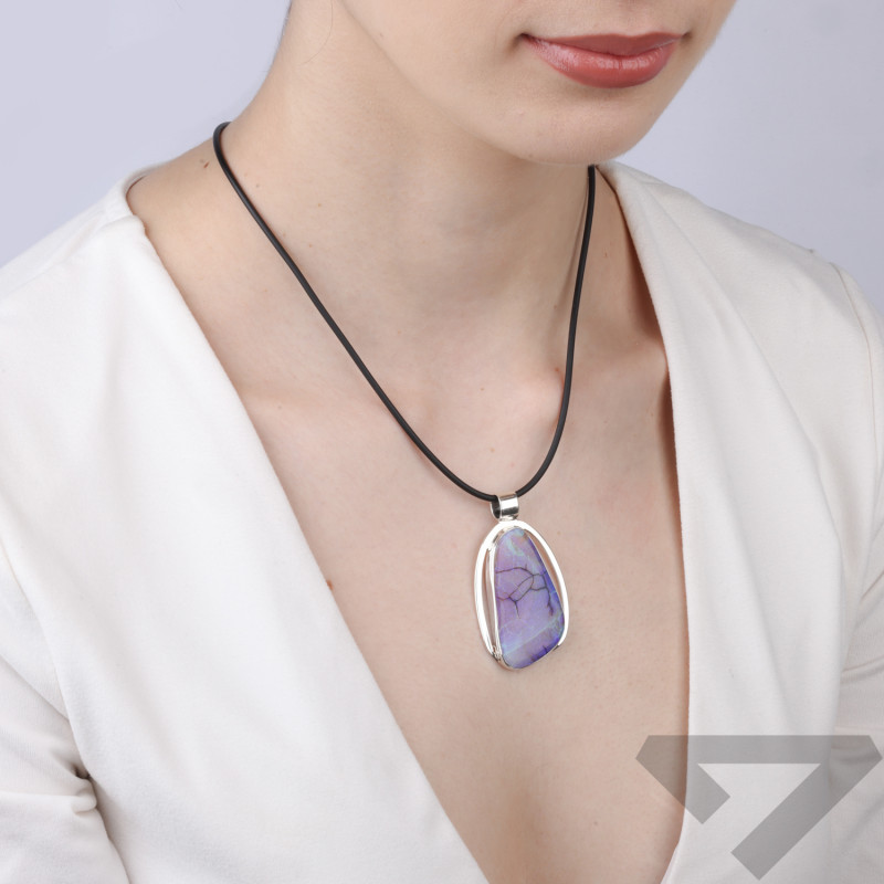 Wisiorek srebrny z opalem labolatoryjnym