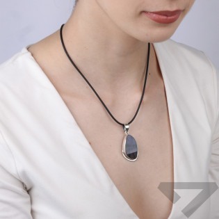 Wisiorek srebrny z labradorytem z Madagaskaru