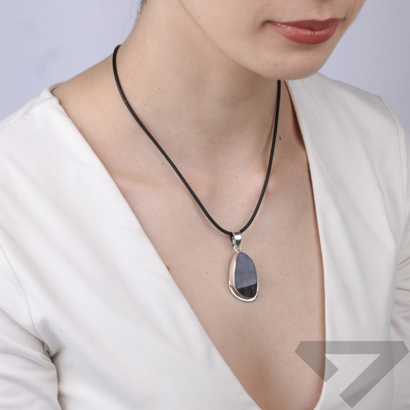 Wisiorek srebrny z labradorytem z Madagaskaru