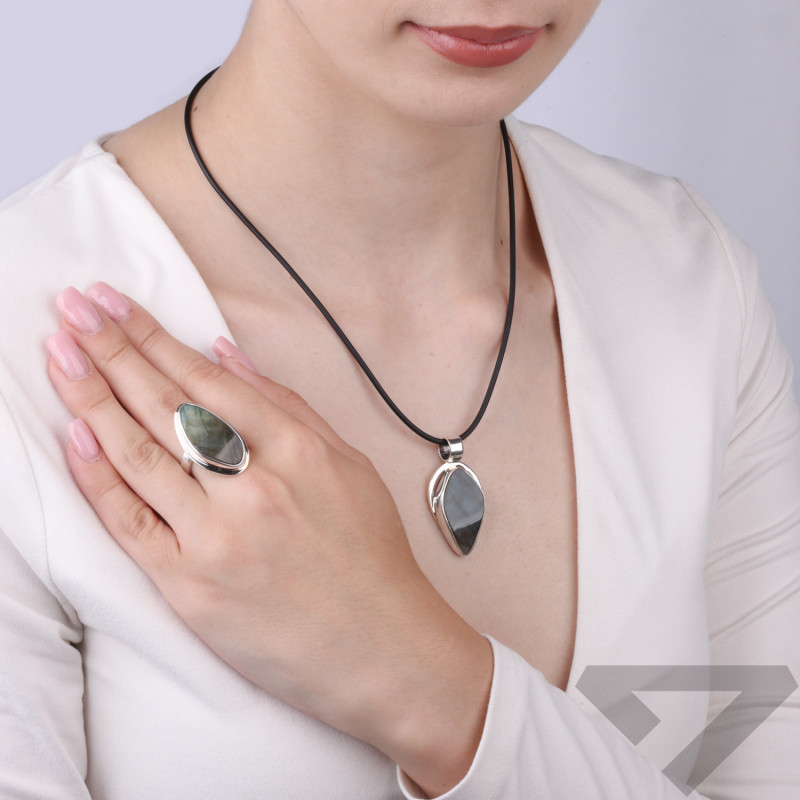 Wisiorek ze srebra z labradorytem z Madagaskaru