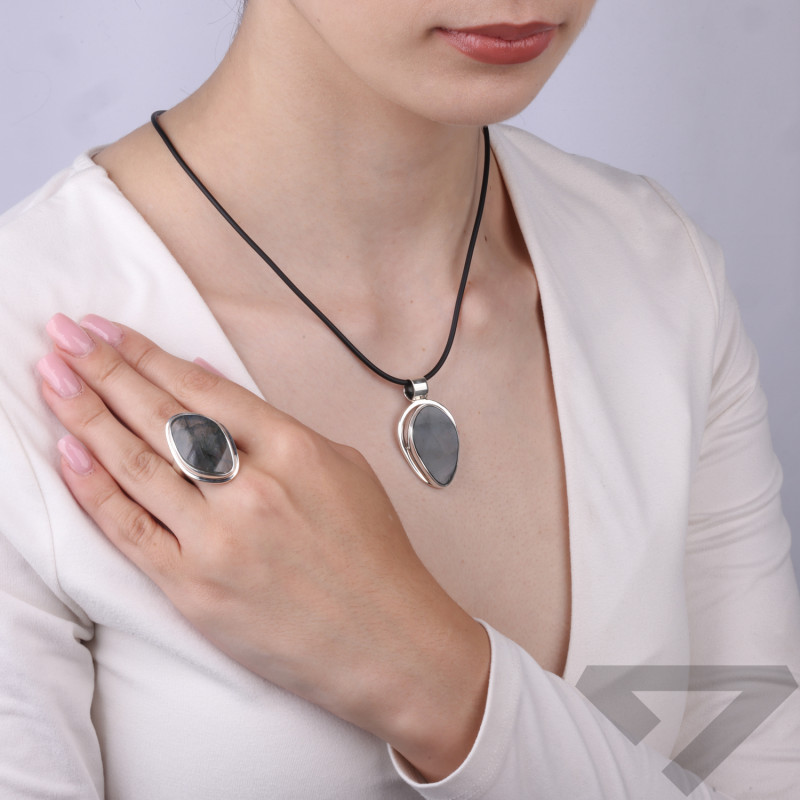 Pierścionek srebrny z labradorytem z Madagaskaru