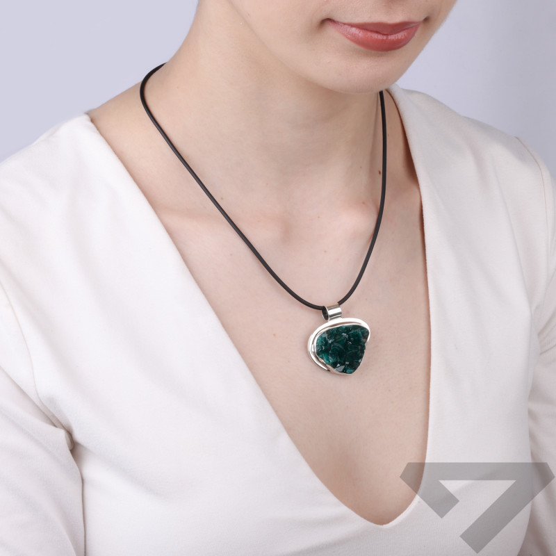 Wisior srebrny z dioptazem z Kongo