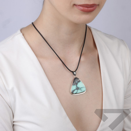 Wisiorek srebrny z naturalnym waryscytem