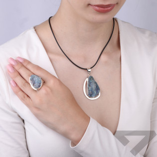 Pierścionek srebrny z różą chalcedonu