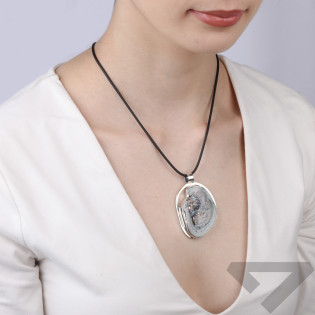 Wisior z różą chalcedonu w srebrnej oprawie